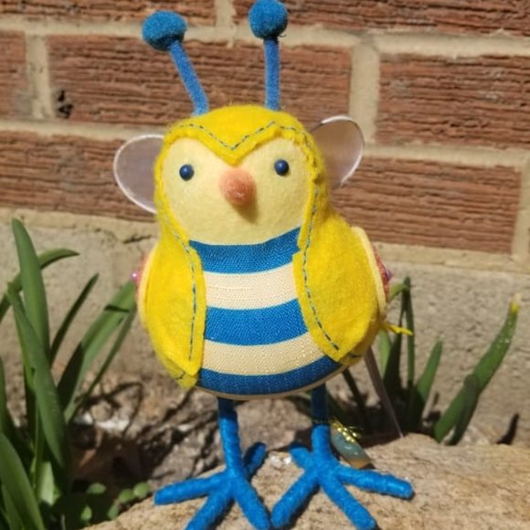 Featherly Friends Easter 2021 Spritz Birds Target - Picture 1 of 5